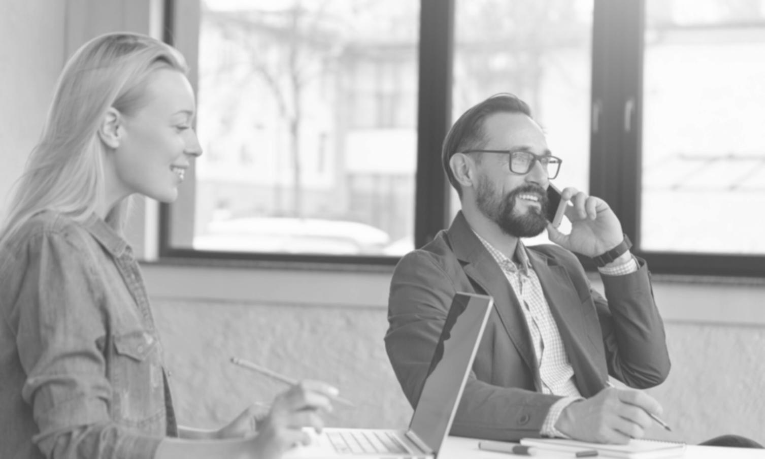 Profesional analizando gráficos financieros en entorno de trabajo moderno