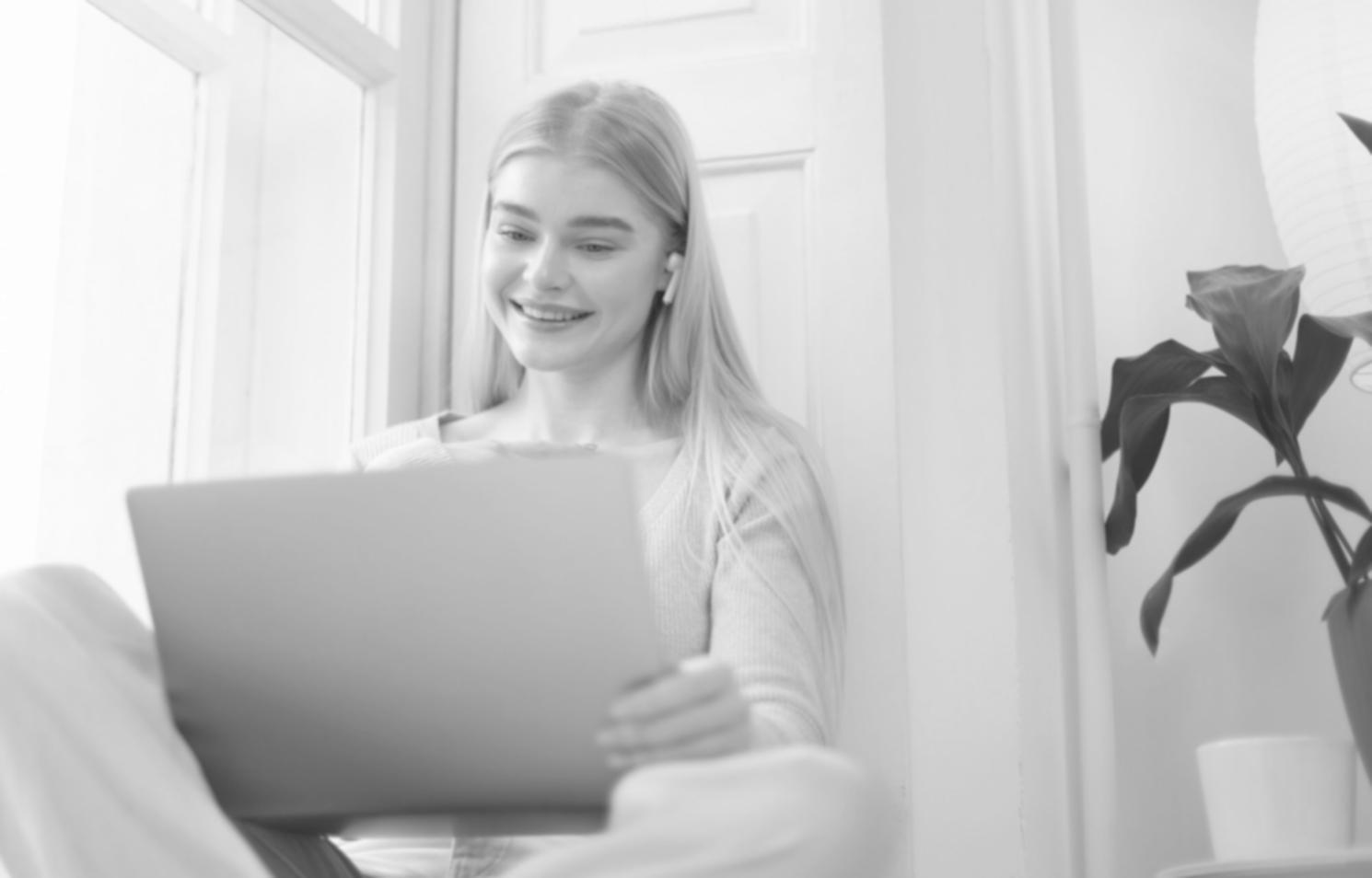 Profesional revisando indicadores financieros y proyecciones de flujo de caja